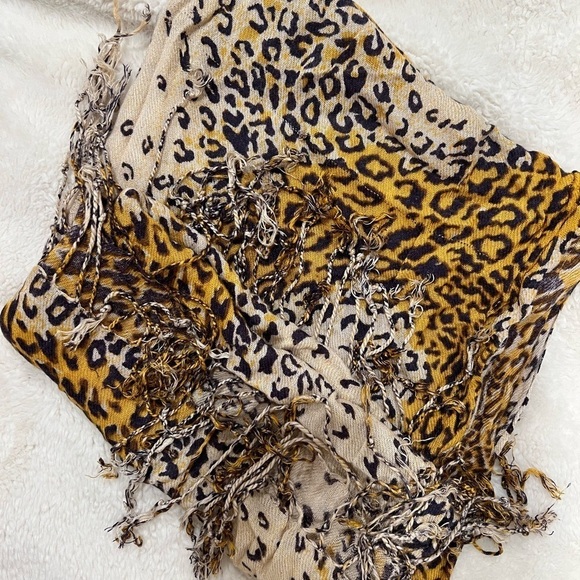 3/$15🎈Animal leopard design print oversized scarf pashmina or shall w/ fringes - Picture 10 of 11